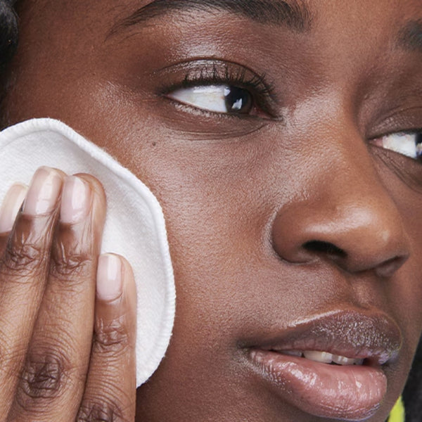 9 Erreurs à Éviter Lors du Démaquillage pour une Peau Propre et Lumineuse